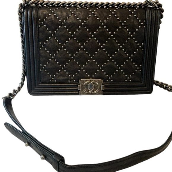 Chanel Boy Bag in Lambskin Leather with Grommets, Medium - Picture 2 of 9